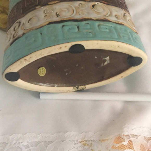 Beautiful Ceramic Vase - Picture 8 of 11